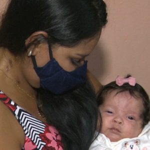 Mãe que deu à luz intubada com covid conhece filha depois de 1 mês