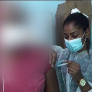 Enfermeira denuncia que homem não deixou ela aplicar vacina contra Covid-19 por ser negra: ‘Não tive reação’