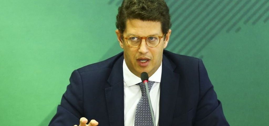 Na mira da Justiça, ministro Ricardo Salles pede demissão