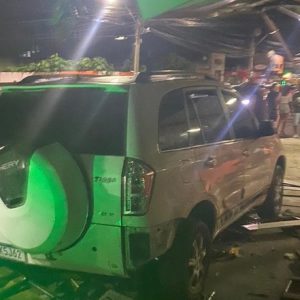 Vídeo: Carro invade bar e deixa pessoas feridas em Feira de Santana