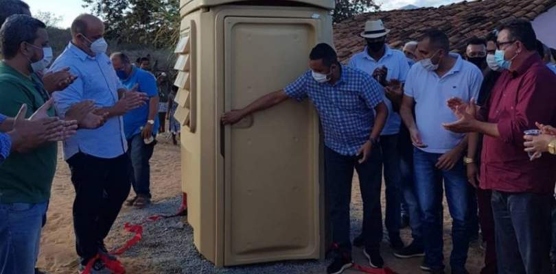Prefeito de Casa Nova faz ato com aglomeração para inaugurar ‘banheiro químico’; assista