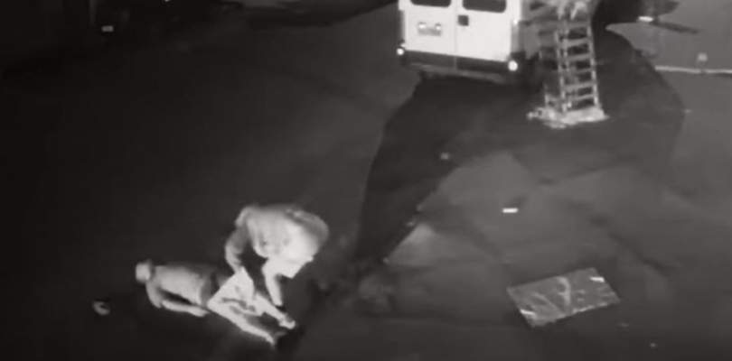 Vídeo: Homem reage a assalto e cai desacordado no meio da rua em Vitória da Conquista