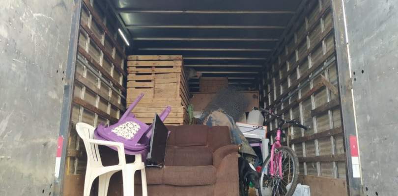 Caminhão é flagrado transportando oito pessoas de forma irregular em Alagoinhas