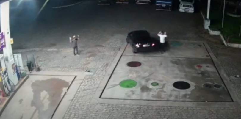 Vídeo: Assaltante se passa por frentista e rouba carro de cantor em posto de combustíveis.