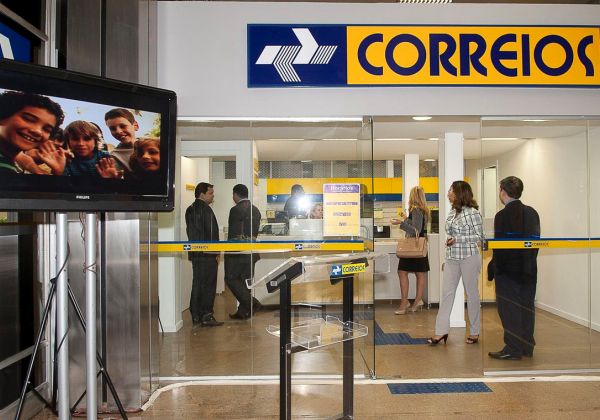 Correios começam a transportar cargas pelo mar.