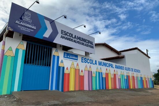 Secretaria da Educação reinaugura escolas e entrega novos equipamentos em homenagem aos 168 anos de emancipação política de Alagoinhas; vídeo.