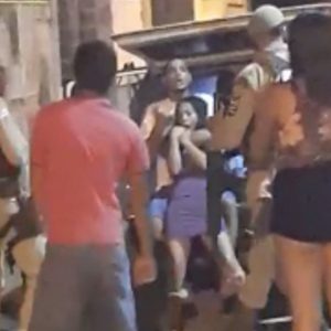 Fugindo da polícia, suspeito domina mulher, que fica com faca apontada para o pescoço na Bahia; veja vídeo