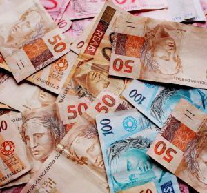 Renda média no Brasil cai abaixo de R$ 1 mil pela 1ª vez em 10 anos