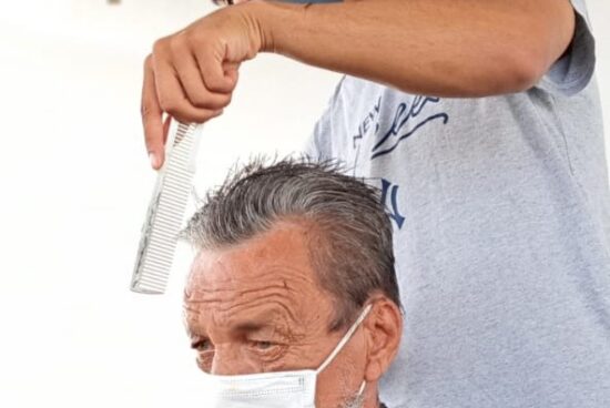 Acolhidos da Unidade Municipal para Pessoas em Situação de Rua recebem serviços de beleza em Alagoinhas.