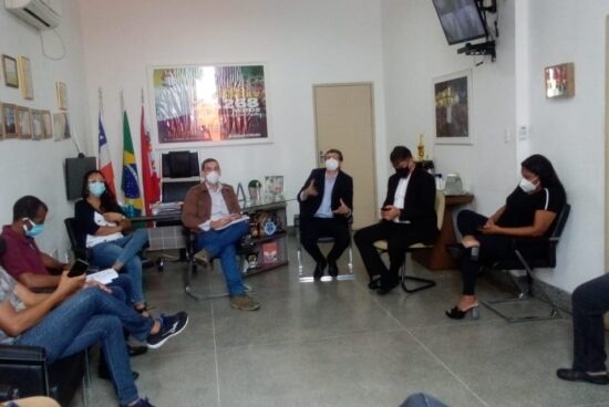 Prefeitura de Alagoinhas discute código tributário com vereadores, representantes de associações e do sindicato dos trabalhadores rurais.