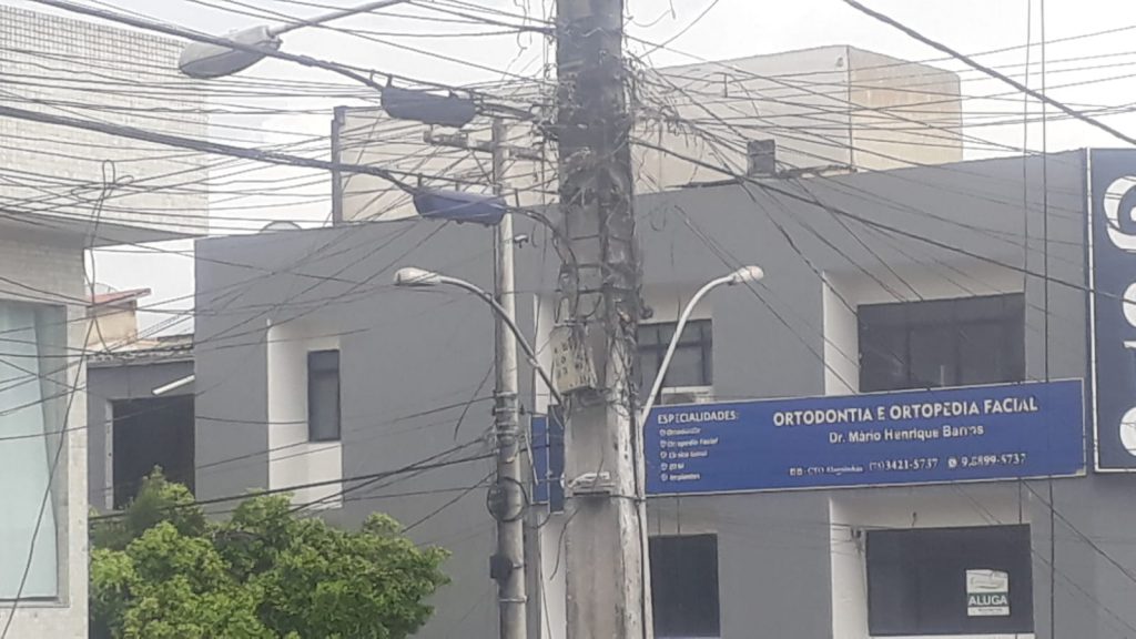 Fiação de internet pega fogo em poste no centro de Alagoinhas.
