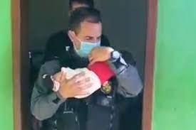 Mãe deixa bebê recém-nascido como ‘garantia’ em boca de fumo
