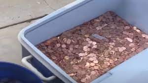 ‘Não é amor’: homem joga 80 mil moedas de 1 centavo no quintal da ex-mulher como pagamento de última pensão