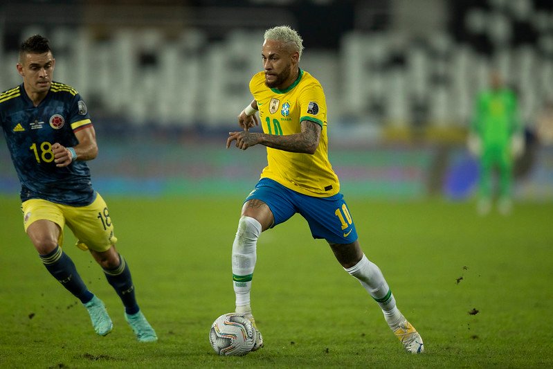 Brasil vira em cima da Colômbia no último lance e segue 100% na Copa América .