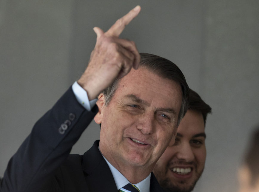 Bolsonaro parabeniza policiais e escreve ‘CPF cancelado’ para falar sobre morte de Lázaro.