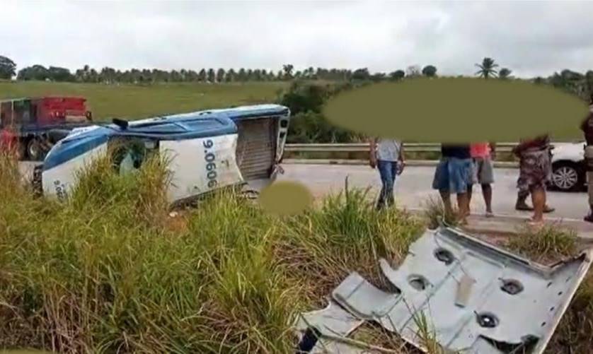 Viatura da PM capotou na BR 101 próximo a Esplanada neste domingo (20).