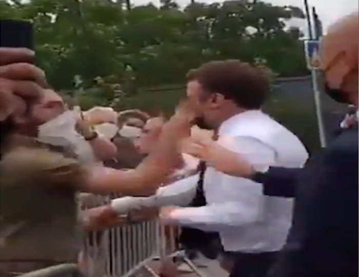 Presidente da França leva tapa no rosto durante caminhada; veja vídeo
