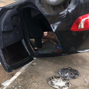 Perseguição policial termina com carro capotado e suspeitos de assalto presos em Salvador