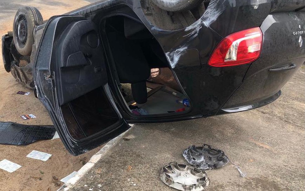 Perseguição policial termina com carro capotado e suspeitos de assalto presos em Salvador