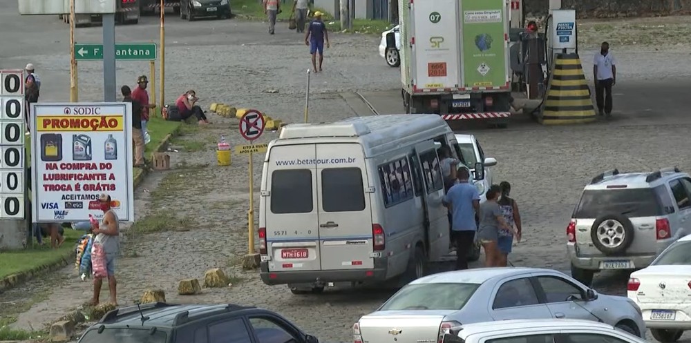 Carros particulares, vans e ônibus são flagrados fazendo transporte clandestino de pessoas para Cruz das Almas e outras cidades da Bahia