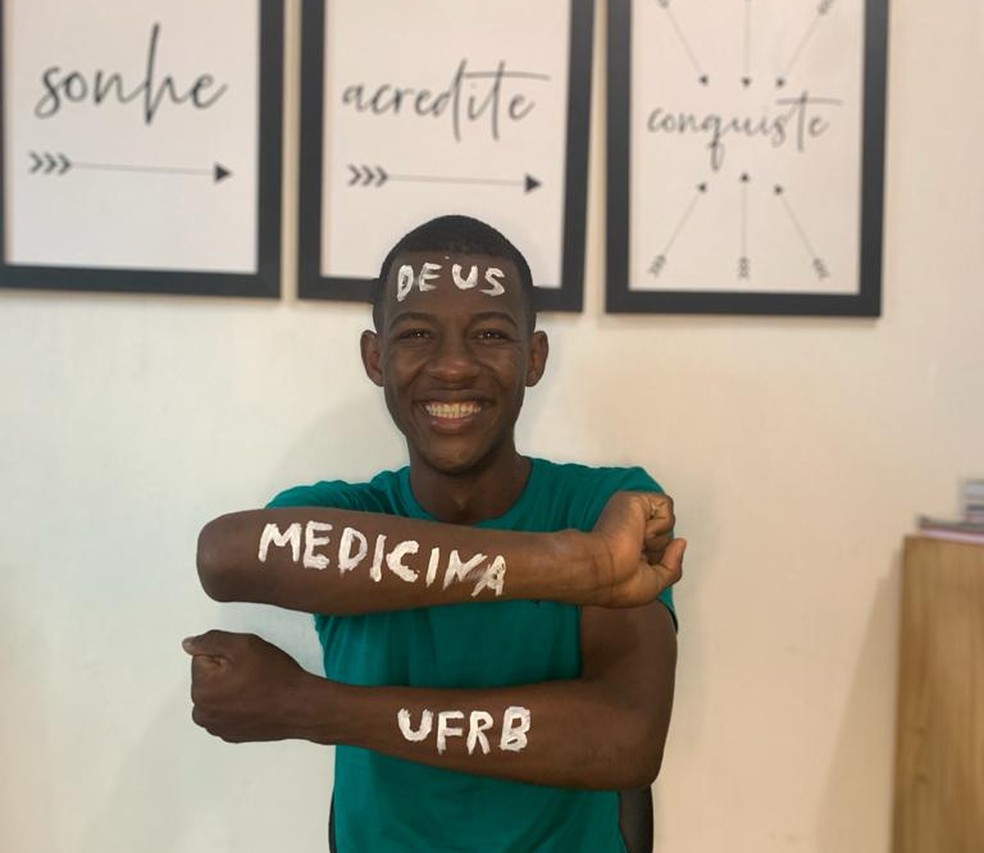 Jovem que estudou em casa sem energia elétrica na BA e tirou 980 na redação do Enem passa em medicina na UFRB