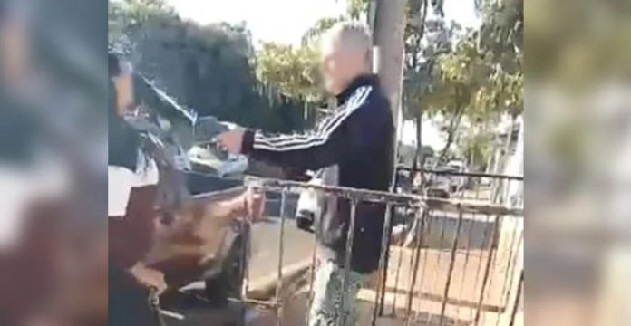 Patrão joga ácido no rosto ex-funcionária pouco tempo depois de demiti-la; vídeo