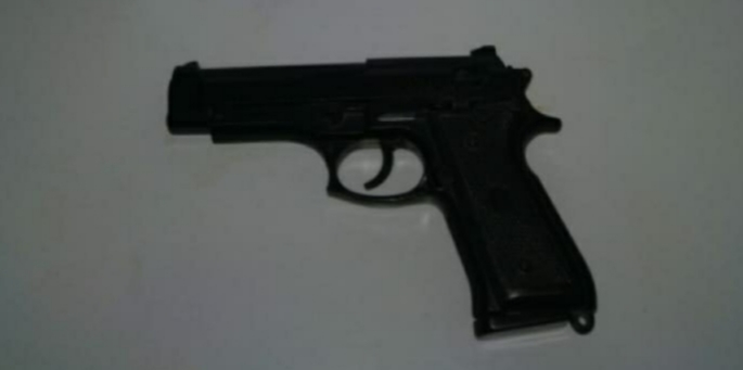 Policiais do Quarto Batalhão prendem homens que estavam utilizando simulacro de pistola para ameaçar pessoas, no Terminal de Coletivos.