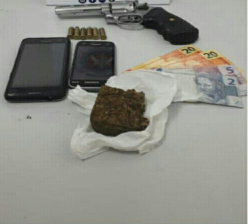 Policiais do Quarto Batalhão apreendem arma de fogo e drogas, no Bairro Alagoinhas Velha.