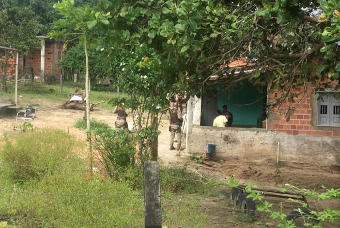 Suspeitos de tentarem praticar assalto trocam tiros com a PM e um acaba morto em Alagoinhas.