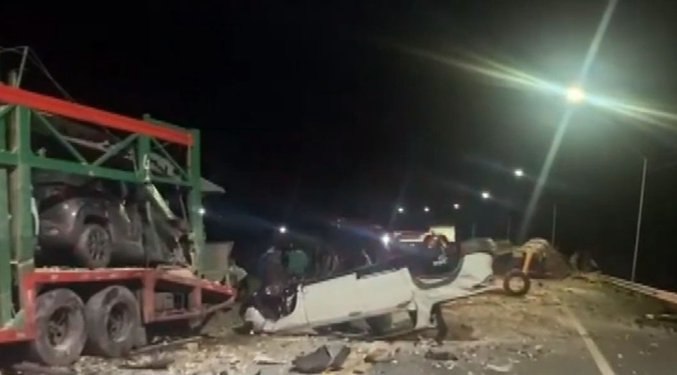 Motorista de caminhão morre após bater de frente com carreta-cegonha que fazia ultrapassagem irregular na BR-116
