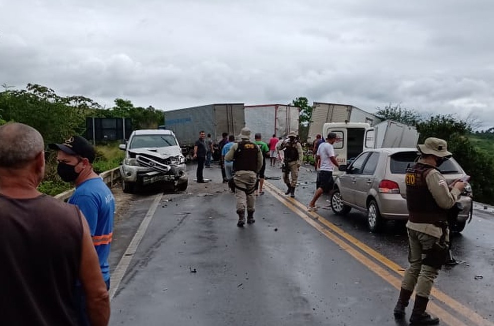 Acidente com mais de 10 veículos deixa uma pessoa morta em trecho da BR-101, no Recôncavo Baiano