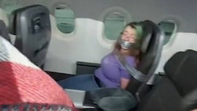 Vídeo: Mulher é amarrada com fita adesiva após tentar abrir porta de avião
