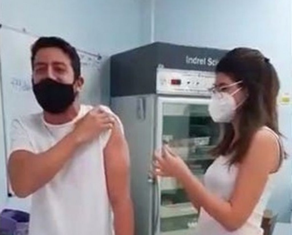 Como um gol nos acréscimos do juiz, jornalista esportivo narra sua própria vacinação e “viraliza” nas redes; veja vídeo