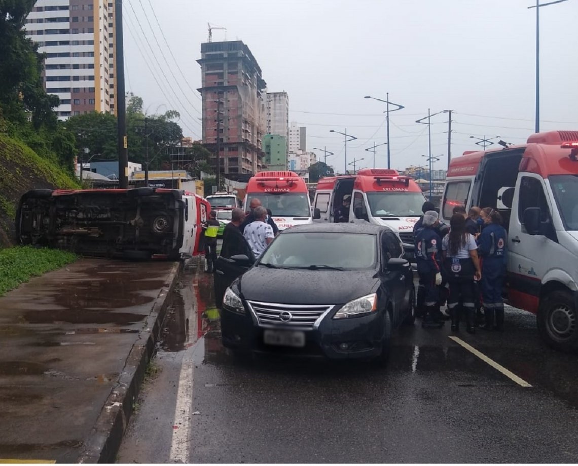 Ambulância do Samu capota após colidir com outro veículo e cinco pessoas ficam feridas na Avenida Heitor Dias