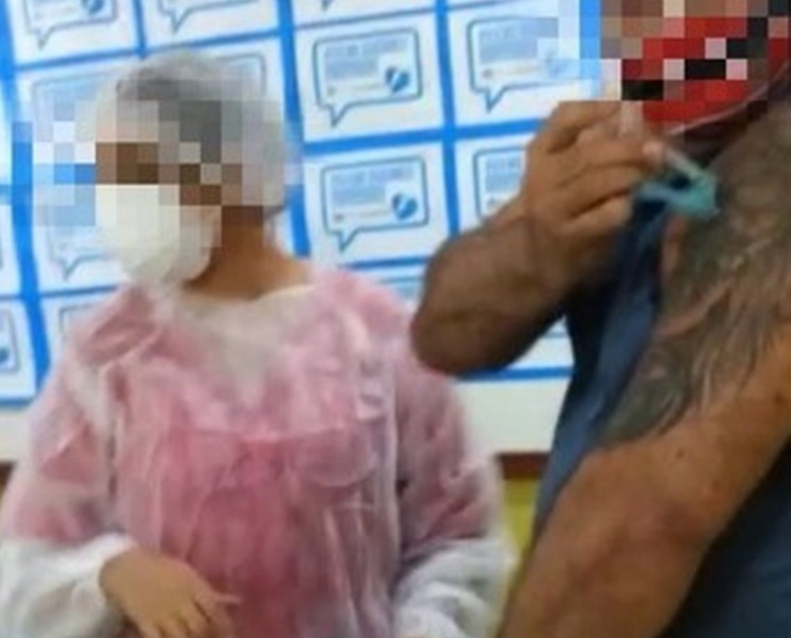 VÍDEO: homem pega seringa da mão de vacinadora e aplica imunizante no próprio braço; veja