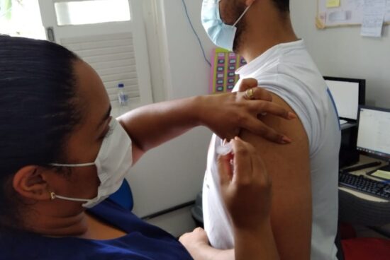 Alagoinhas: Acolhidos da Unidade Municipal de Acolhimento para Pessoas em Situação de Rua são vacinados contra a gripe Influenza