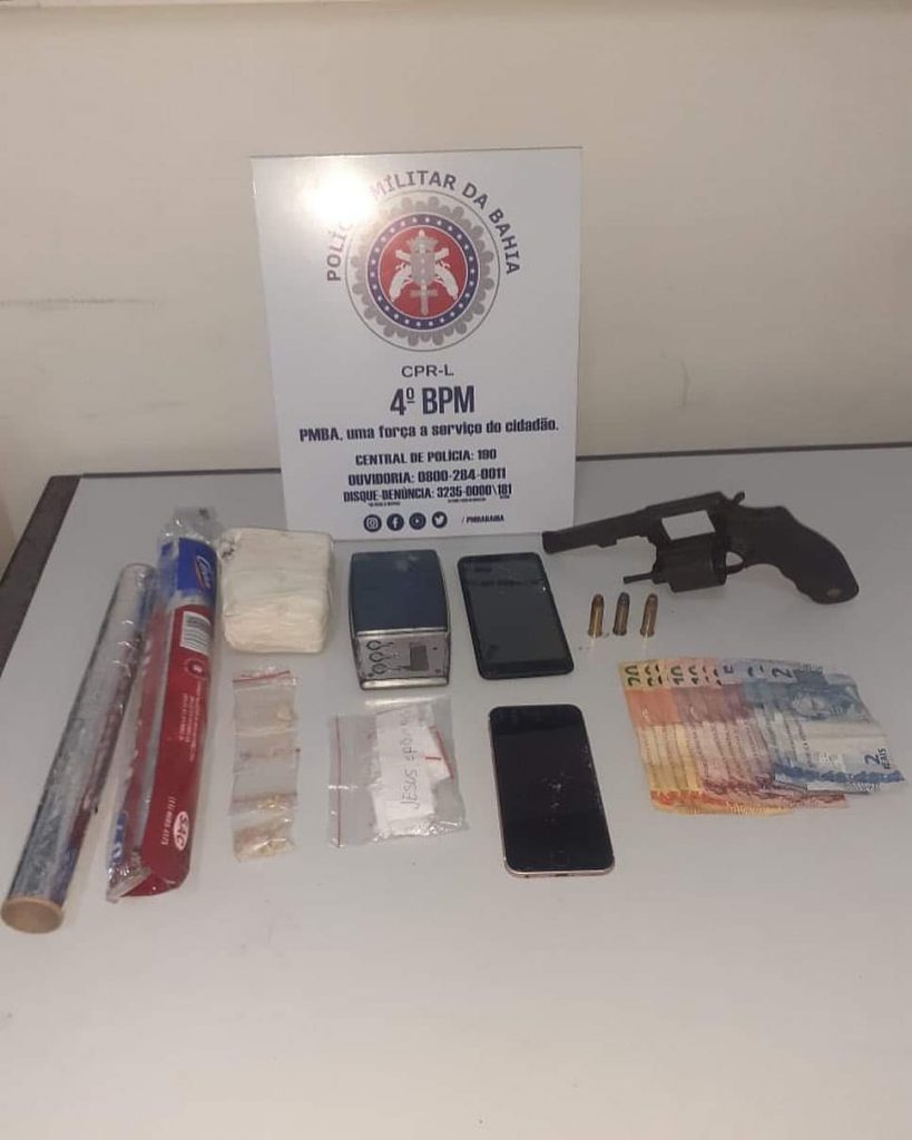 Em Alagoinhas, policiais do Quarto Batalhão realizam prisão em flagrante de 4 pessoas por porte ilegal de arma de fogo e tráfico de drogas.