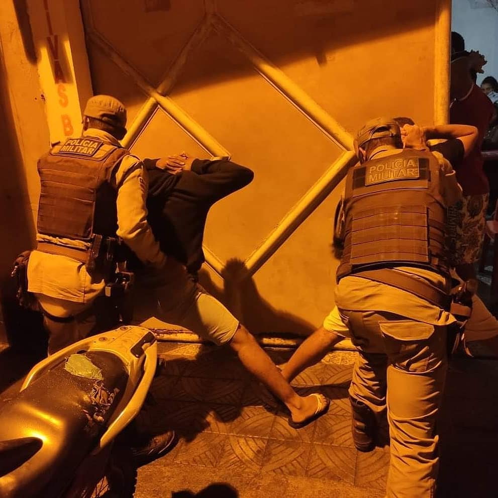 Quarto Batalhão acaba com festa clandestina e apreende motocicletas na madrugada em Alagoinhas.