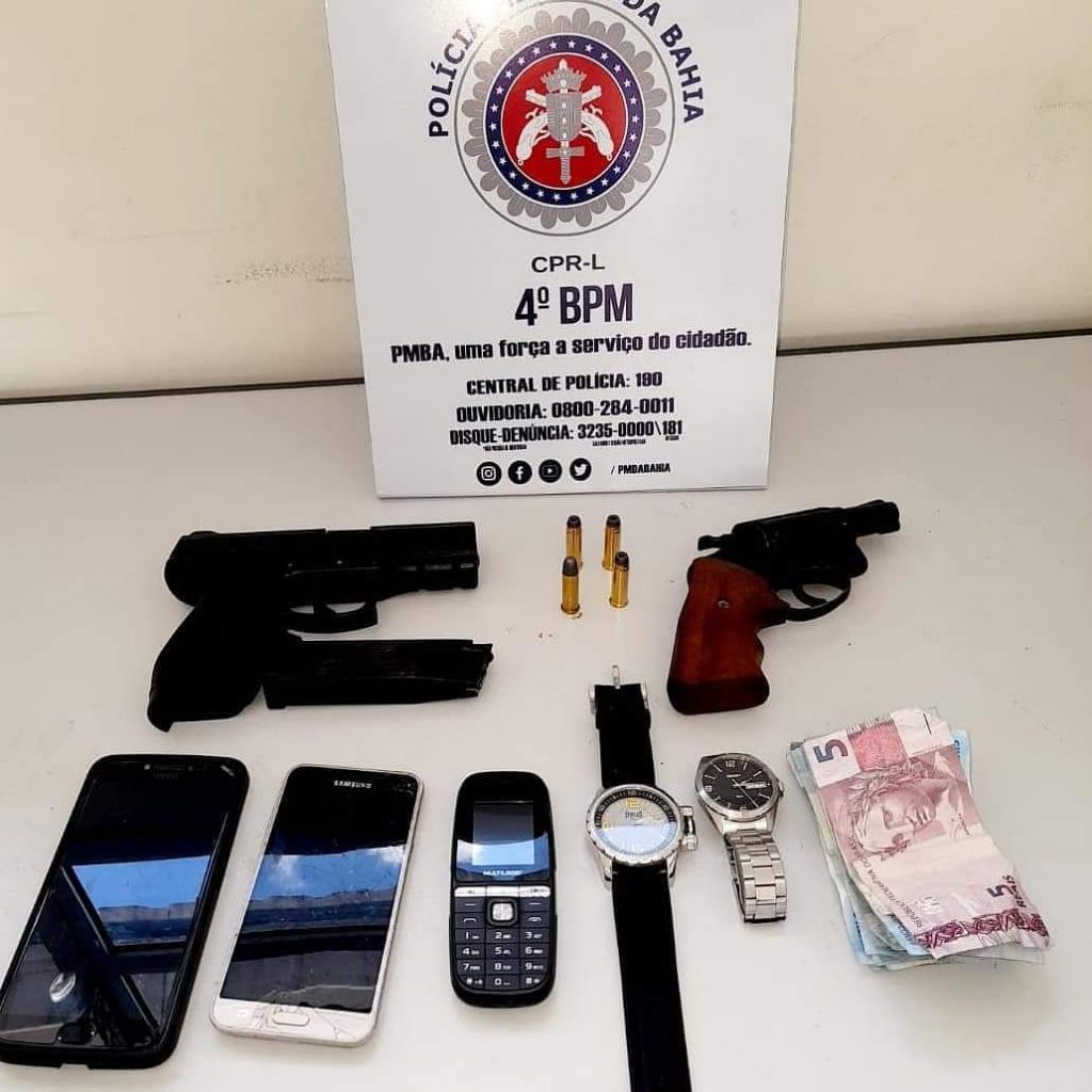 Policiais do Quarto Batalhão apreendem arma de fogo, tipo revólver; simulacro, tipo pistola e recuperam material roubado.