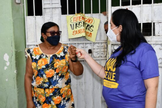 Prefeitura de Alagoinhas distribui ovos, leite e frango a lares de idosos do município