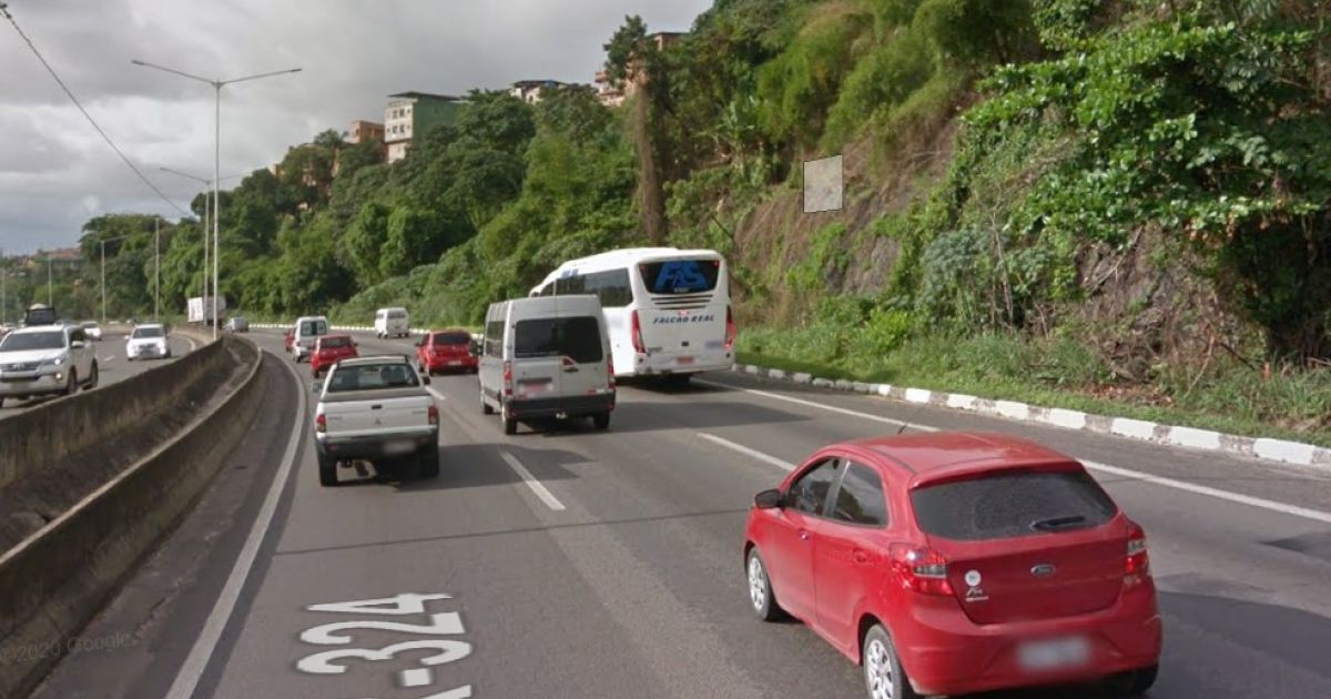 Cinco pessoas são baleadas durante assalto a ônibus na BR-324, em Salvador
