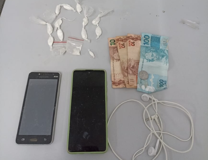 Alagoinhas: Policiais do Quarto Batalhão prendem homem por tráfico de drogas e recuperam mais um celular roubado, graças à utilização do sistema Alerta Celular.