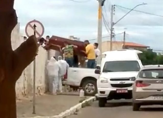 VÍDEO: Caixão com corpo de 160 kg é transportado por cima de muro após não passar em portão de cemitério na BA