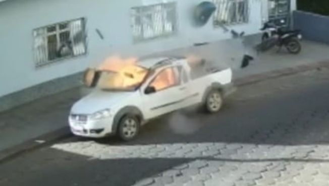 VÍDEO: carro estacionado explode e motorista sai ileso no ES
