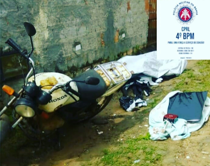 Em Inhambupe, policiais do Quarto Batalhão recuperam motocicleta e materiais roubados.