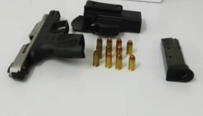 Policiais do Quarto Batalhão apreendem terceira arma de fogo, neste sábado.