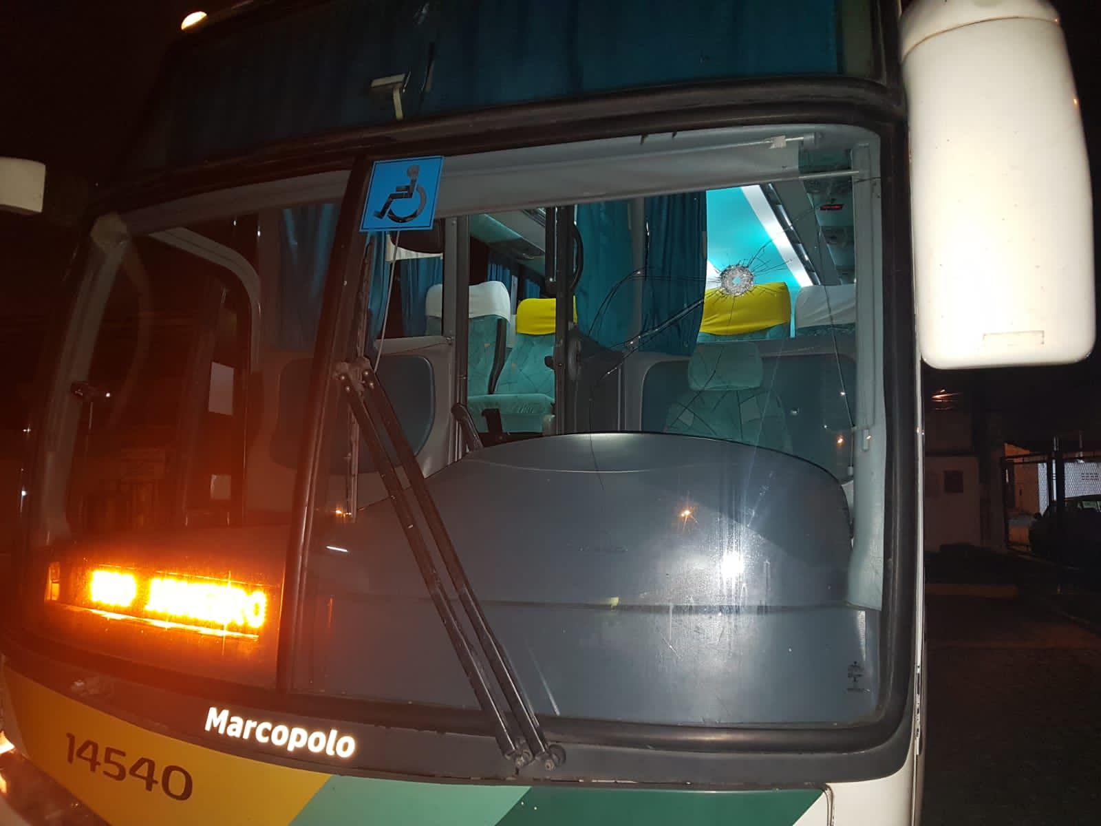 Ônibus interestadual foi assaltado e passageiros ainda foram agredidos; vídeo.
