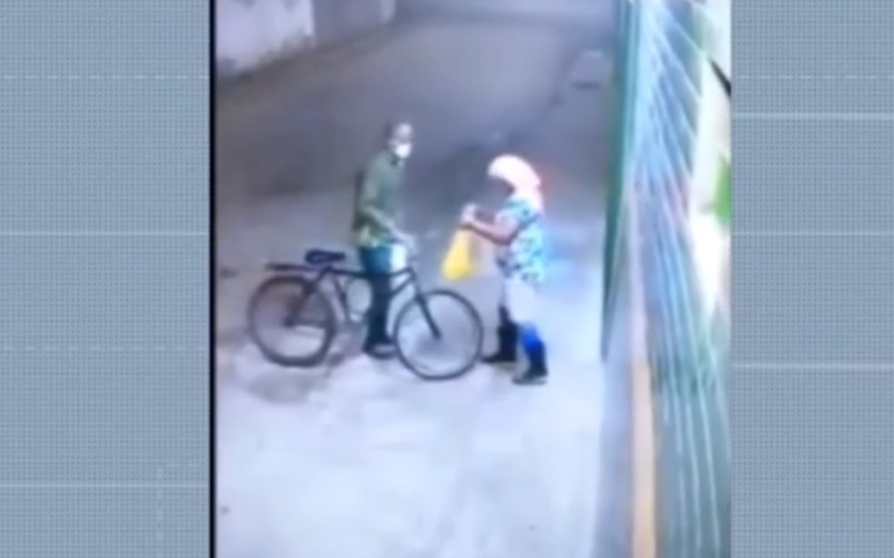 Suspeito de tentativa de estupro é preso após ser reconhecido em vídeo e agredido por moradores, em Feira de Santana