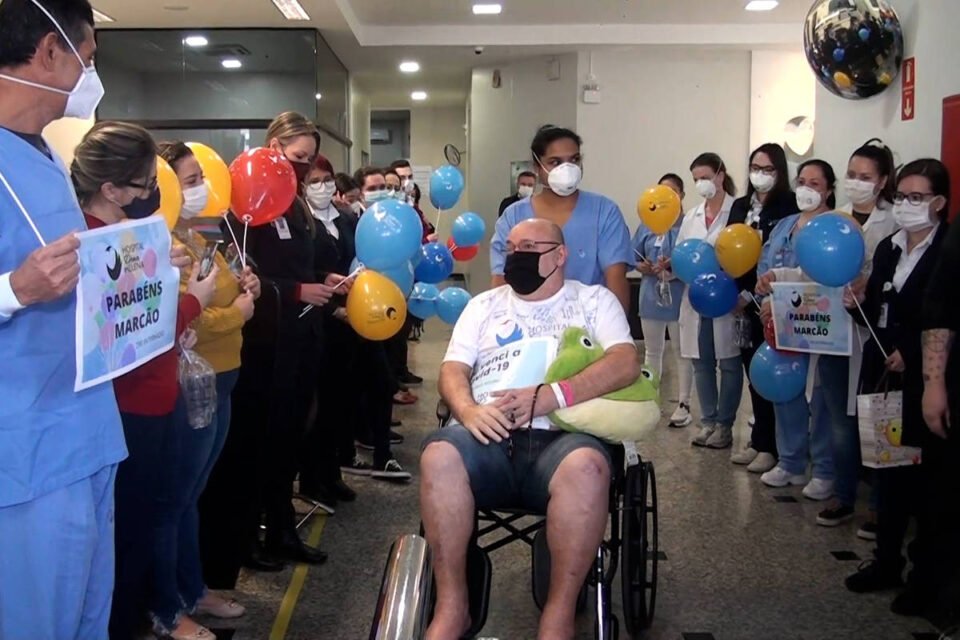 SC: Paciente recebe alta após mais de 9 meses internado por Covid-19; vídeo.