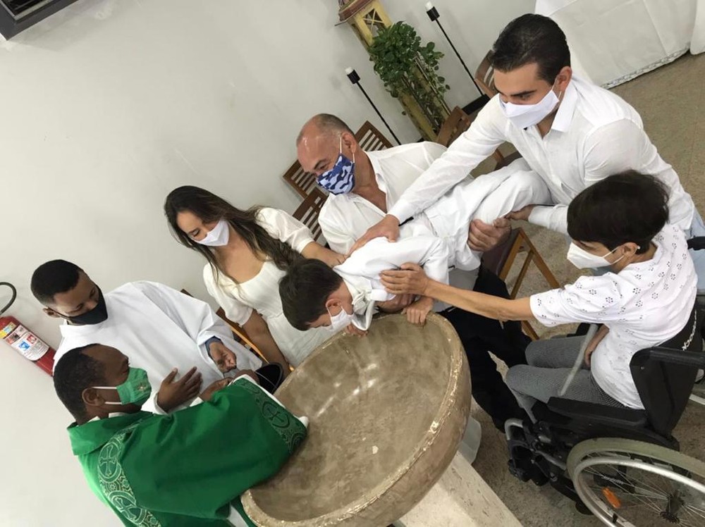 Vídeo: Garoto viraliza nas redes sociais após dar ‘sermão’ em diácono durante batizado: ‘Não está sabendo batizar, não?’
